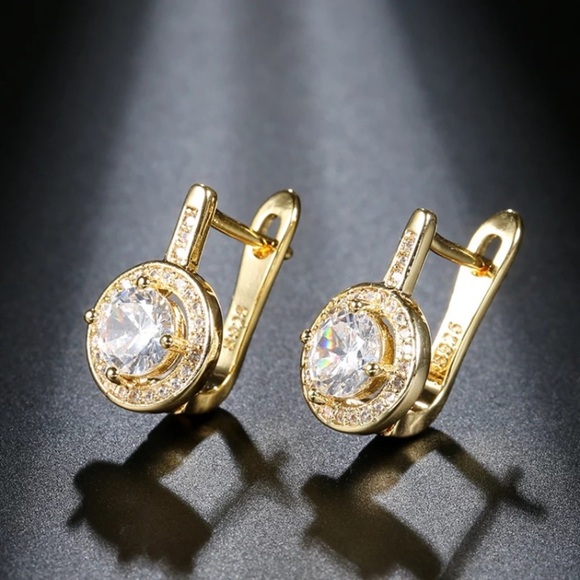 ¥ 18K Yellow Gold Diamond Stud Earrings - Picture 2 of 6